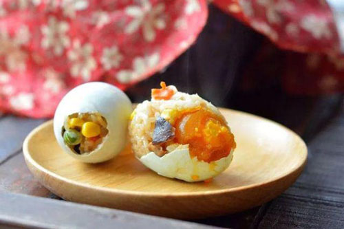 Thấy vợ hì hụi đổ gạo vào vỏ trứng, tưởng nghịch dại ai ngờ có món ngon không tưởng