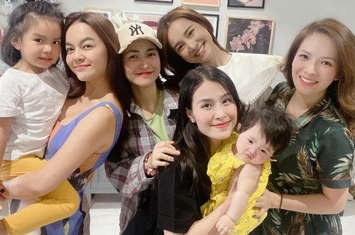 Hội mẹ bỉm sữa hot nhất Vbiz lần đầu chung khung hình: Nhan sắc quá đỉnh vẫn bị “thế lực nhí” áp đảo