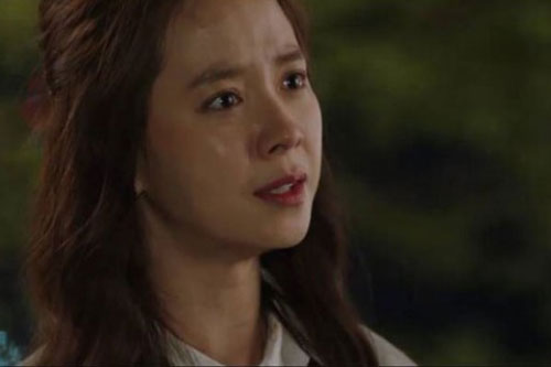 Điếng người khi phát hiện mỗi lần đi công tác chồng lại thủ sẵn "áo mưa" mang theo