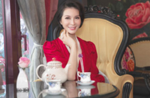 MC Thanh Mai hóa quý cô cổ điển khi uống trà chiều, mong sớm được hội ngộ con gái ở Mỹ