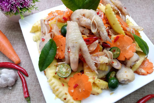 Món chân gà nộm tỏi ớt thơm ngon đậm đà chua chua ngọt ngọt, ai cũng khen nức nở