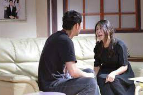 Cưới 3 năm không mang bầu, vợ dốc sức chăm con riêng của chồng nhưng vô tình nghe cuộc nói chuyện của anh mà cô ngã khụy