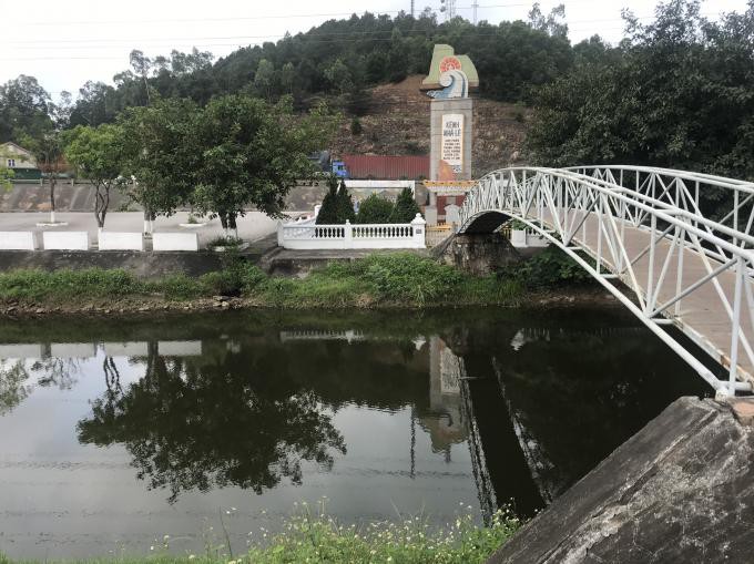 Dòng nước kênh nhà Lê ở Nghệ An chuyển màu đen, bốc mùi thối