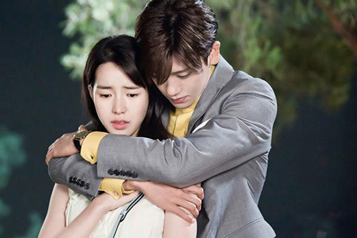 Nửa đêm, vợ nhắn tin cho tôi: "Em xin anh, em không còn nhiều thời gian nữa, anh sinh con với cô ấy đi"