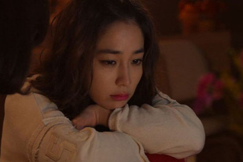 Nhìn chồng và cô bạn gái thân nhất quấn quýt nhau trong phòng ngủ, tôi chết điếng