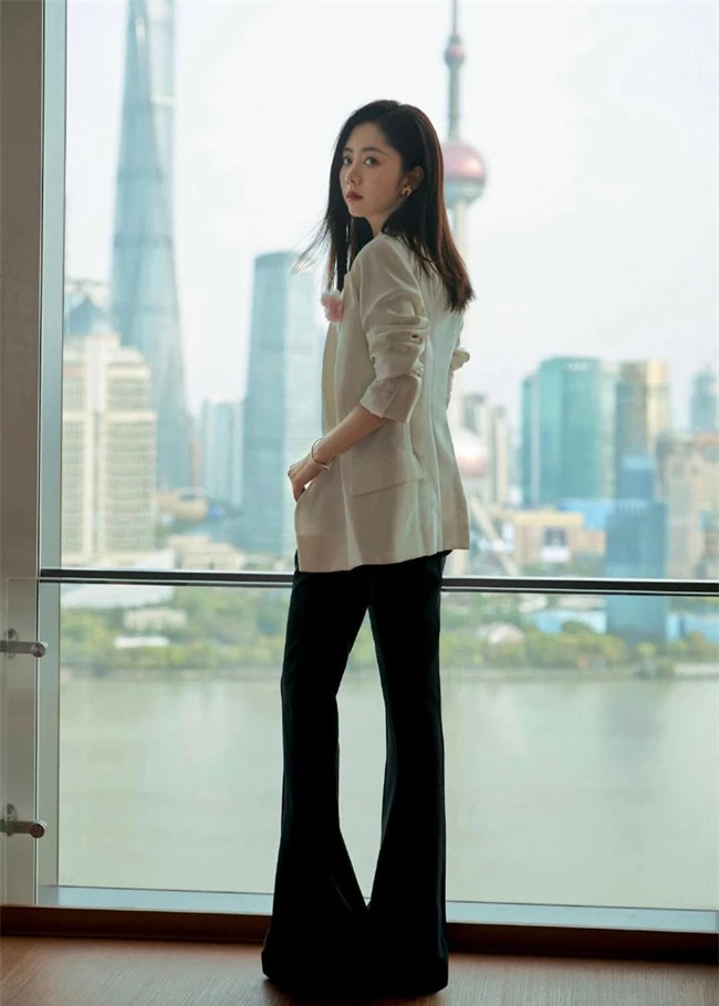 Đàm Tùng Vận mặc quần ống loe ra mắt phim mới, mặt thì rất đẹp nhưng netizen vẫn bóc phốt kéo chân quá đà  - Ảnh 3.