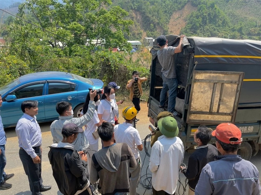 Hoa hậu Kỳ Duyên dùng 100 triệu chiến thắng Sao Nhập Ngũ cùng siêu mẫu Minh Triệu giúp đỡ bà con sau lũ - Ảnh 1.