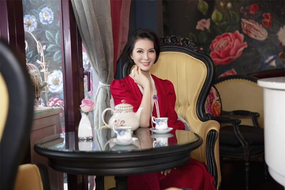 MC Thanh Mai hóa quý cô cổ điển khi uống trà chiều, mong sớm được hội ngộ con gái ở Mỹ - Ảnh 2.