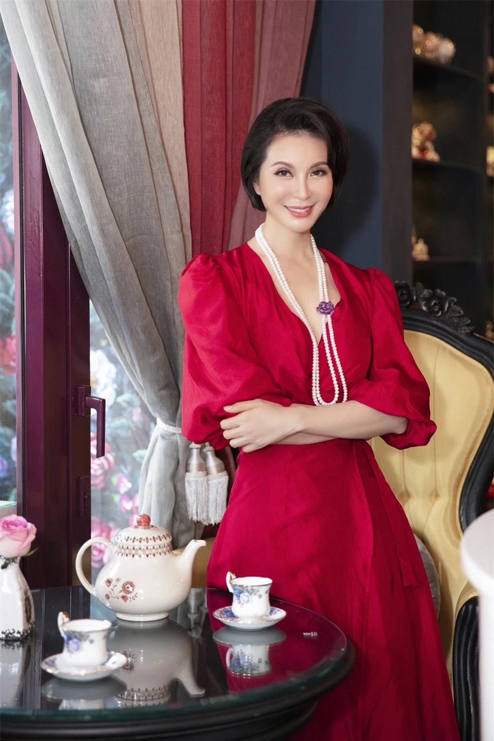 MC Thanh Mai hóa quý cô cổ điển khi uống trà chiều, mong sớm được hội ngộ con gái ở Mỹ - Ảnh 3.