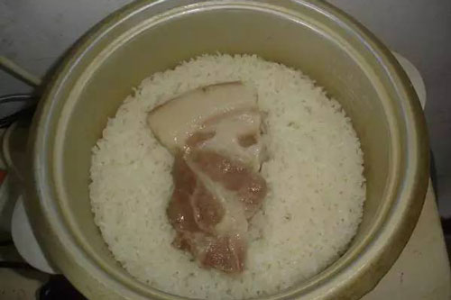 Không cần thêm gia vị, cứ cho thịt lợn vào nồi cơm điện theo cách này có ngay món cực ngon