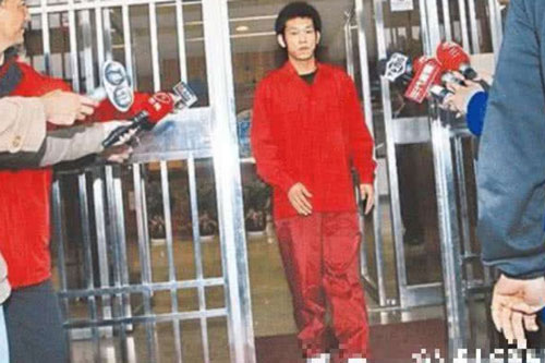 Được biết đến là người kế nhiệm Lý Liên Kiệt, vì tù tội mà phải đến dự đám tang của cha mình trong tình trạng còng tay, cùm chân