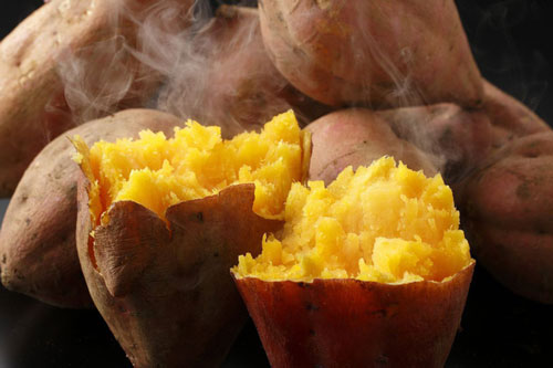 Luộc khoai cứ thả thêm 1 thứ này vào nồi, đảm bảo khoai bở tung, vừa thơm lại vừa ngọt lịm