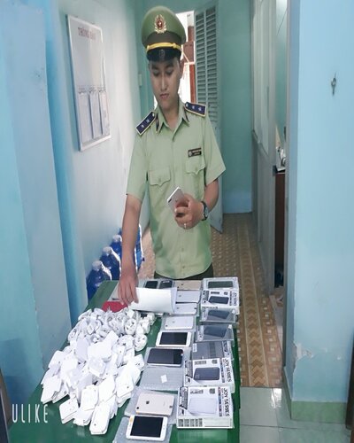 Tiền Giang: Có dấu hiệu hàng nhập lậu tại 2 cửa hàng kinh doanh điện thoại di động và phụ kiện