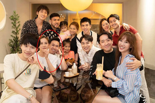 Anh Đức dắt người yêu đi tụ họp cùng hội bạn thân, chỉ một hành động đã thấy mặn nồng cỡ nào