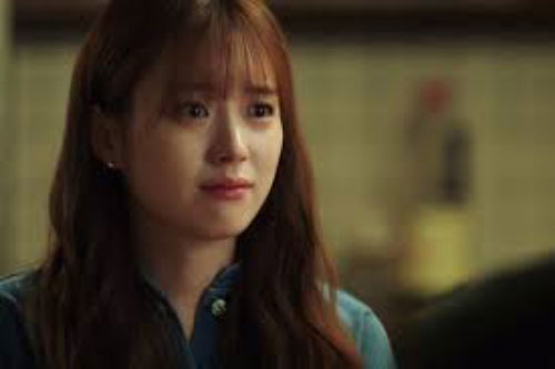 Nghe tin chồng nhập viện, tôi vội về dù đang du lịch, vừa đến nơi đã thấy người phụ nữ với hành động đáng ngờ