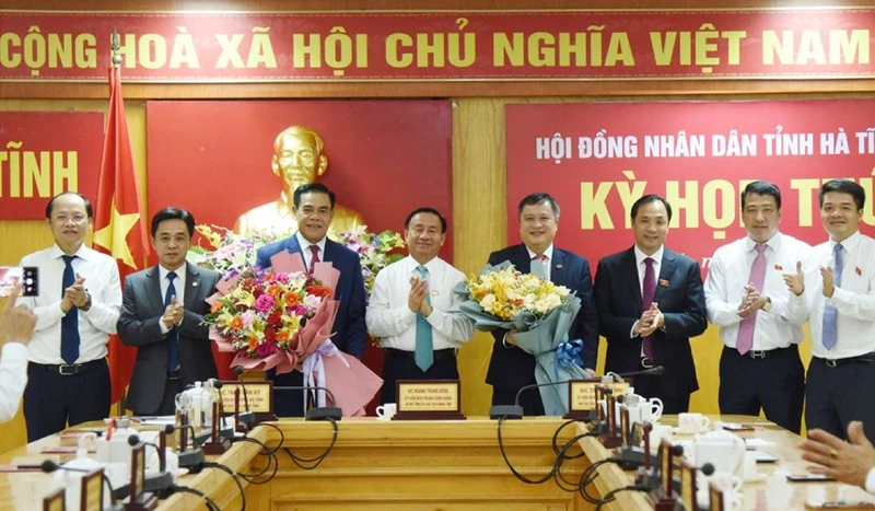 Ông Võ Trọng Hải (Người thứ 3 từ bên trái sang) được bầu giữ chức danh chủ tịch UBND tỉnh Hà Tĩnh với số phiếu 100%.