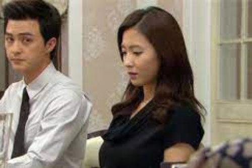 Vô tình nghe mẹ chồng tương lai khinh miệt "đũa mốc chòi mâm son", mẹ tôi tuyên bố một câu mà cả nhà họ tím mặt