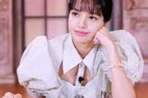 Thanh xuân có bạn 3: Loạt khoảnh khắc xinh ngất ngây của Lisa (BLACKPINK) khi mặc áo cắt xẻ cực hiểm