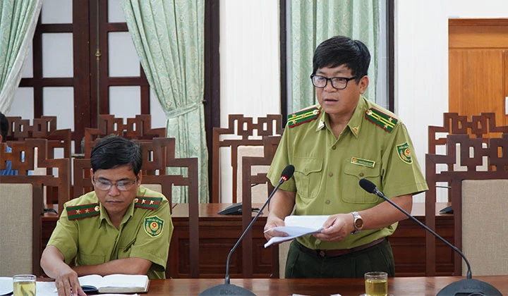 Phó Chi cục trưởng Chi cục Kiểm lâm tỉnh Thừa Thiên Huế Nguyễn Hữu Huy thông tin công tác bảo vệ rừng trong thời gian qua tại buổi họp.