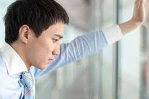 Đi công tác về giữa đêm khuya, lật chăn thấy người đàn ông ở trần nằm ngủ ngon lành, tôi tức nghẹn mà không làm được gì