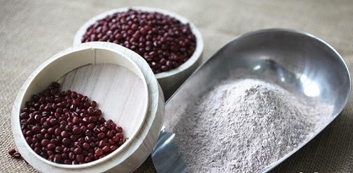 Phương pháp trị sạch mụn lưng trong vòng "1 nốt nhạc" với bột đậu đỏ