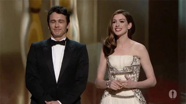 Lí do Oscars 2011 là đêm tồi tệ nhất lịch sử: Anne Hathaway không gánh nổi đồng đội vô duyên, tưởng ai hóa ra tài tử Người Nhện - Ảnh 2.