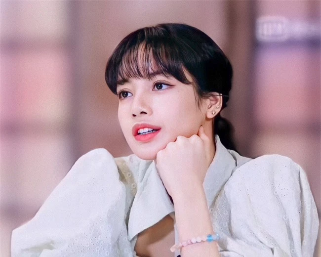 Thanh xuân có bạn 3: Loạt khoảnh khắc xinh ngất ngây của Lisa (BLACKPINK) khi mặc áo cắt xẻ cực hiểm - Ảnh 5.