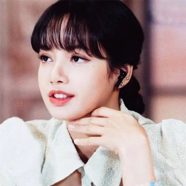 Thanh xuân có bạn 3: Loạt khoảnh khắc xinh ngất ngây của Lisa (BLACKPINK) khi mặc áo cắt xẻ cực hiểm - Ảnh 7.