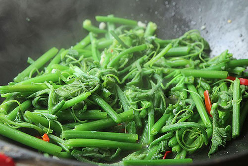 Xào rau bí cứ bị úa vàng, đầu bếp mách tuyệt chiêu khiến rau luôn xanh lại giòn ngon