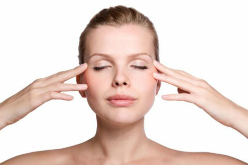 Ngồi trước máy tính cả ngày: Đây là cách để chị em bảo vệ đôi mắt của mình