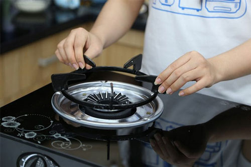 Kiềng bếp gas bám đầy mỡ đem ngâm trong thứ nước này chỉ 20 phút là sạch bong