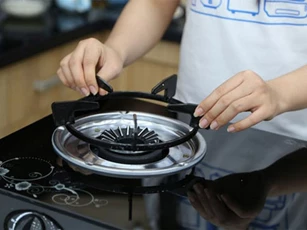 Kiềng bếp gas bám đầy mỡ đem ngâm trong thứ nước này chỉ 20 phút là sạch bong