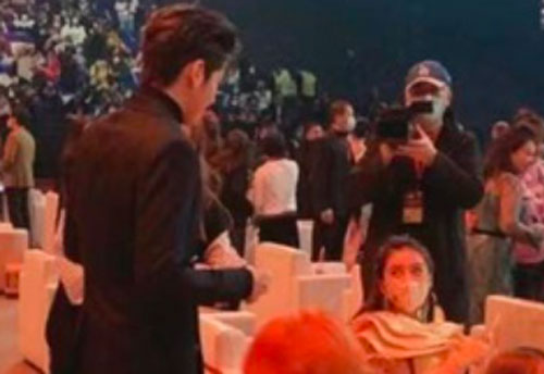 Khoảnh khắc Angelababy dành ánh mắt tình tứ nhìn Huỳnh Hiểu Minh phá vỡ tin đồn ly hôn