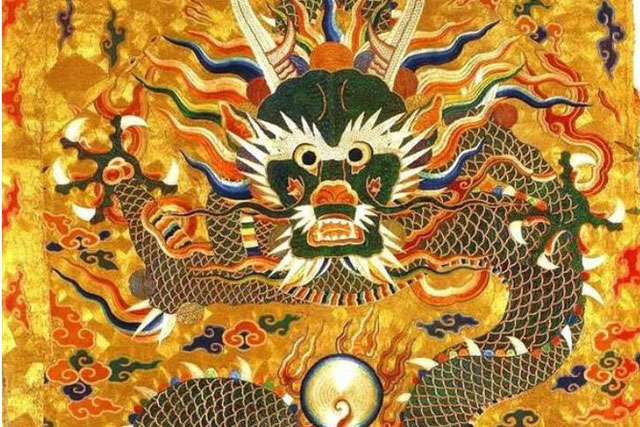 Long bào của hoàng đế luôn bị cấm giặt bằng nước, vậy áo bẩn phải xử lý thế nào?