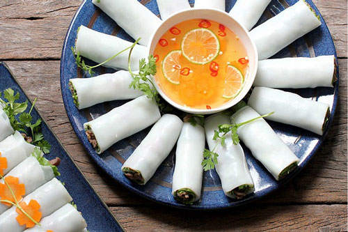 Ngày nghỉ mẹ làm phở cuốn thịt heo tại nhà, ai cũng thích thú