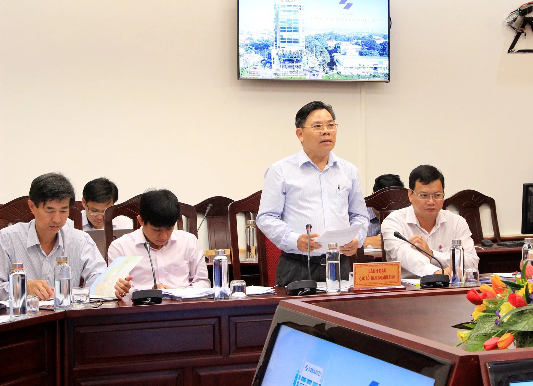 Ông Phùng Hữu Cư - Giám đốc Ban Quản lý các khu công nghiệp tỉnh Bình Thuận trao đổi nội dung ban hành Giấy chứng nhận đầu tư cho Công ty Cổ phần Sonadezi Bình Thuận