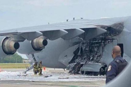 "Ngựa thồ" C-17 của Mỹ bốc cháy trên đường băng