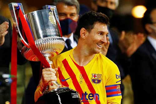 Messi lập một loạt kỷ lục, lần đầu nâng cúp trong tư cách đội trưởng Barca