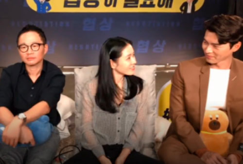 Fan soi chi tiết Hyun Bin - Son Ye Jin liếc mắt đưa tình công khai đến nỗi đạo diễn ngồi cạnh chẳng khác nào "kỳ đà cản mũi"