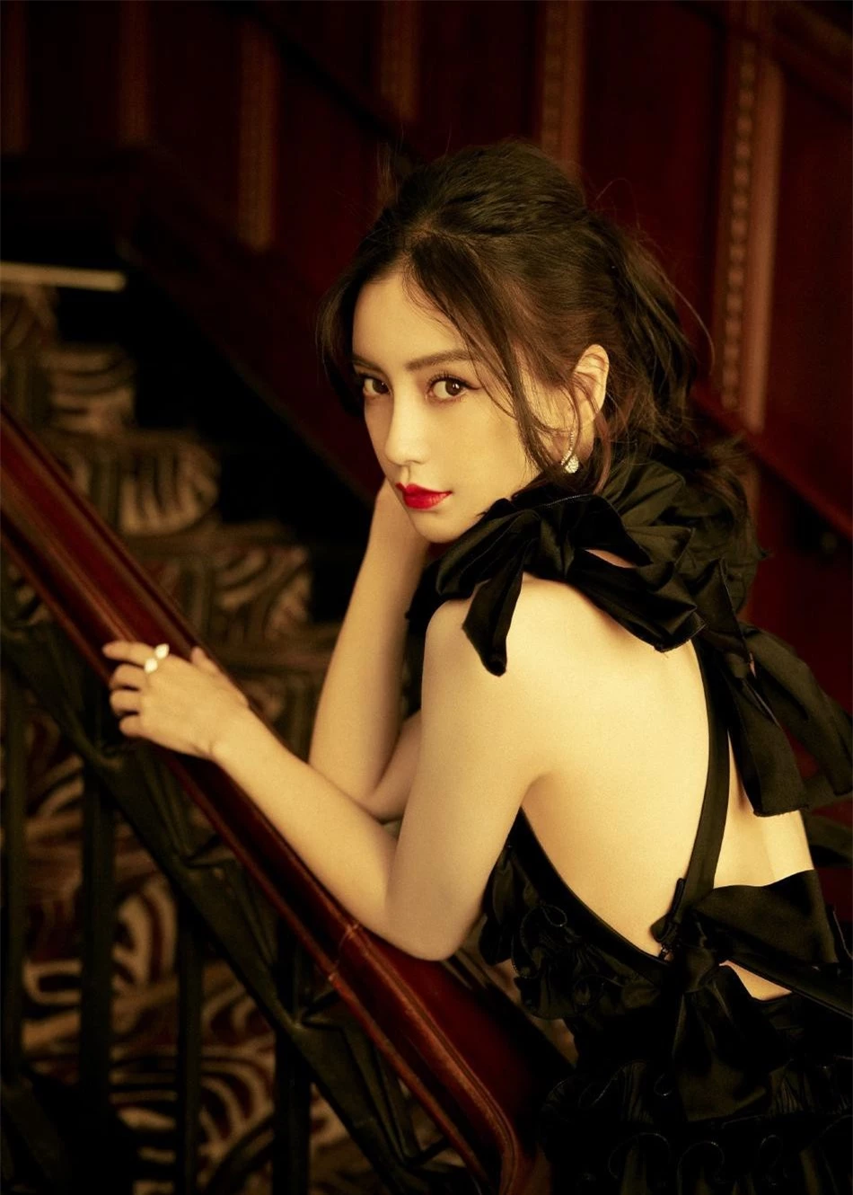 Angelababy đọ sắc Tống Thiến với đầm đen: Người lưng trần nuột nà, kẻ e ấp vòng 1 ảnh 1