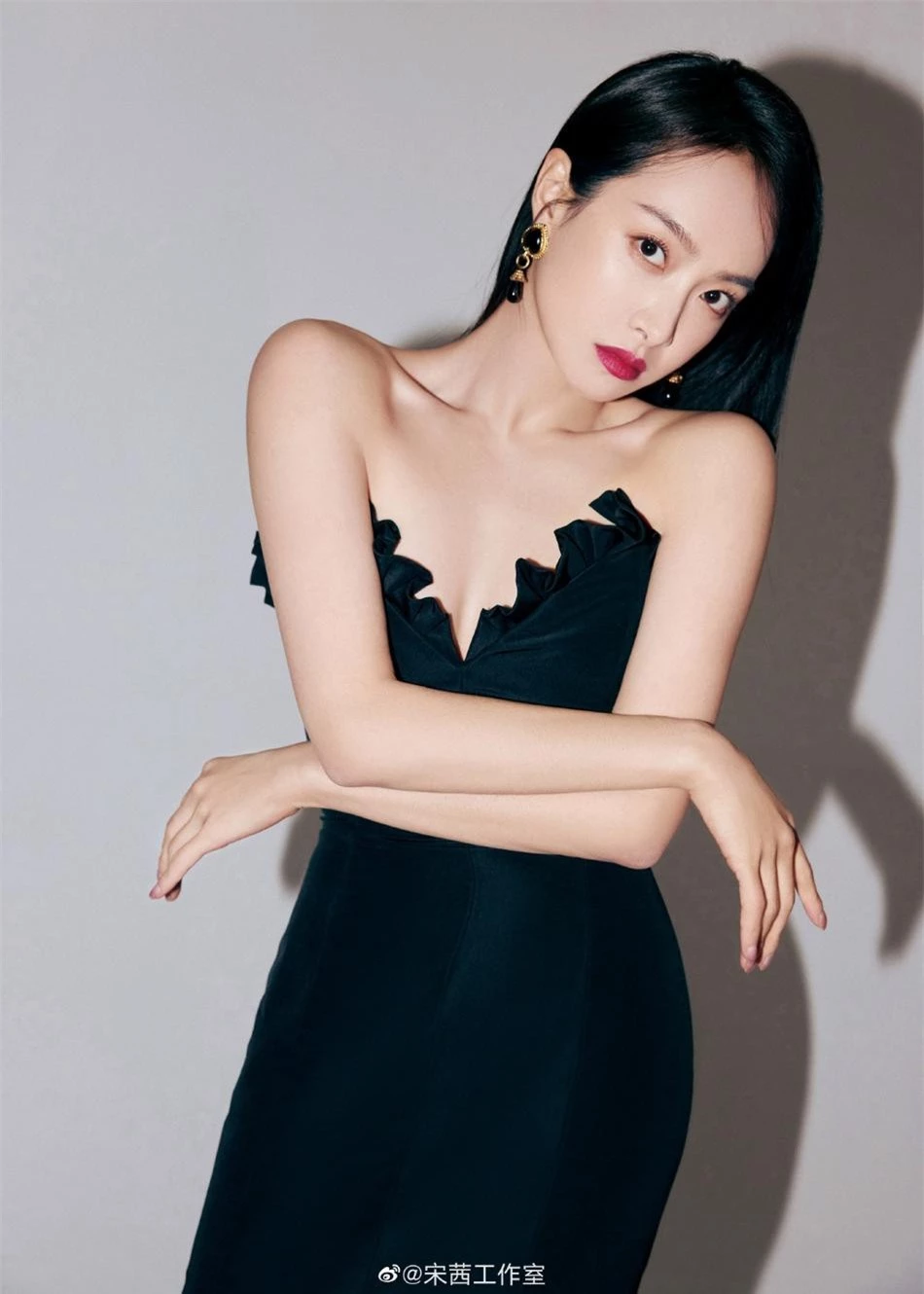 Angelababy đọ sắc Tống Thiến với đầm đen: Người lưng trần nuột nà, kẻ e ấp vòng 1 ảnh 11