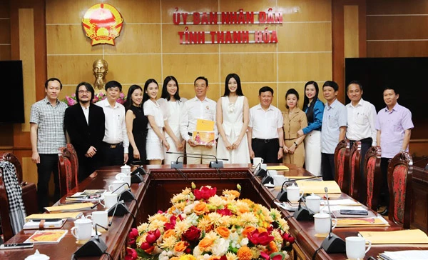 Đoàn công tác Công ty CP Quảng cáo Thương mại Sen Vàng chụp ảnh lưu niệm cùng đại diện lãnh đạo tỉnh Thanh Hóa.