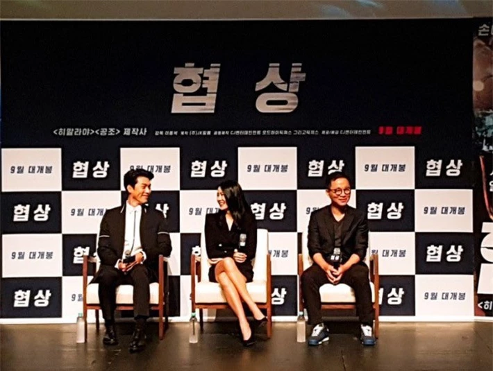 Fan soi chi tiết Hyun Bin - Son Ye Jin liếc mắt đưa tình công khai đến nổi đạo diễn ngồi cạnh chẳng khác nào 
