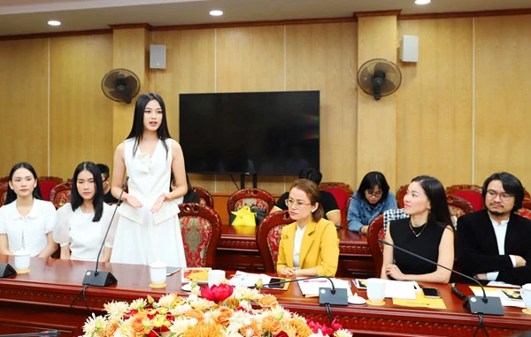 Hoa hậu Việt Nam 2020 Đỗ Thị Hà phát biểu tại buổi làm việc.