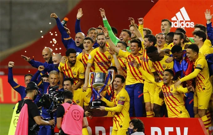 Messi và các đồng đội ở Barca ăn mừng chức vô địch Cúp Nhà Vua 2020/21