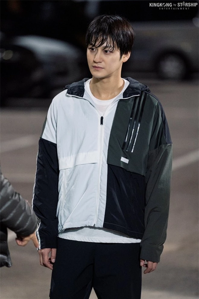 Nam thần Kim Bum (Vườn Sao Băng) lộ loạt ảnh cưa sừng gây choáng, visual từng tuột dốc bỗng lột xác bất ngờ - Ảnh 5.