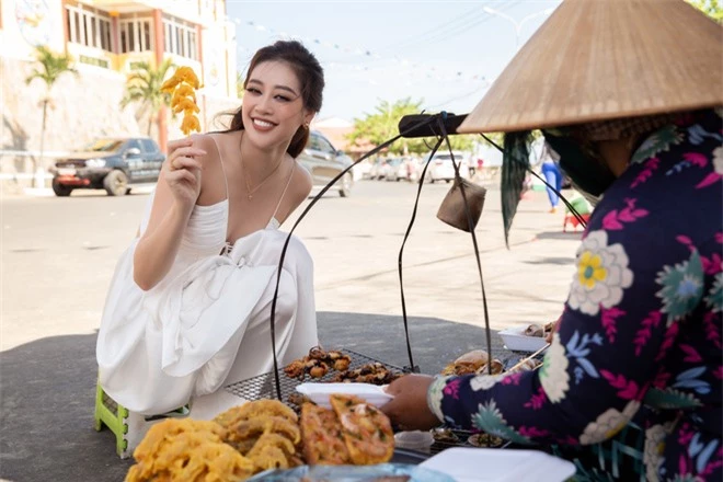 Võ Hoàng Yến bị team Nón Lá đột kích bất ngờ và ép chụp hình khi không trang điểm - Ảnh 10. Võ Hoàng Yến bị team Nón Lá đột kích bất ngờ và ép chụp hình khi không trang điểm - Ảnh 10.