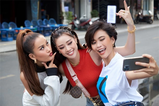 Võ Hoàng Yến bị team Nón Lá đột kích bất ngờ và ép chụp hình khi không trang điểm - Ảnh 3. Võ Hoàng Yến bị team Nón Lá đột kích bất ngờ và ép chụp hình khi không trang điểm - Ảnh 3.