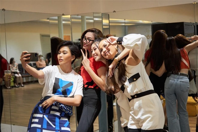 Võ Hoàng Yến bị team Nón Lá đột kích bất ngờ và ép chụp hình khi không trang điểm - Ảnh 6. Võ Hoàng Yến bị team Nón Lá đột kích bất ngờ và ép chụp hình khi không trang điểm - Ảnh 6.