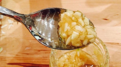 Ăn 1 tép tỏi ngâm mật ong mỗi ngày: Ngăn ngừa lão hóa từ bên trong, giúp lưu giữ nhan sắc trẻ đẹp